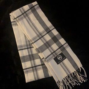 Michael Kors Women’s Classic Scarf, White & Black, One Size